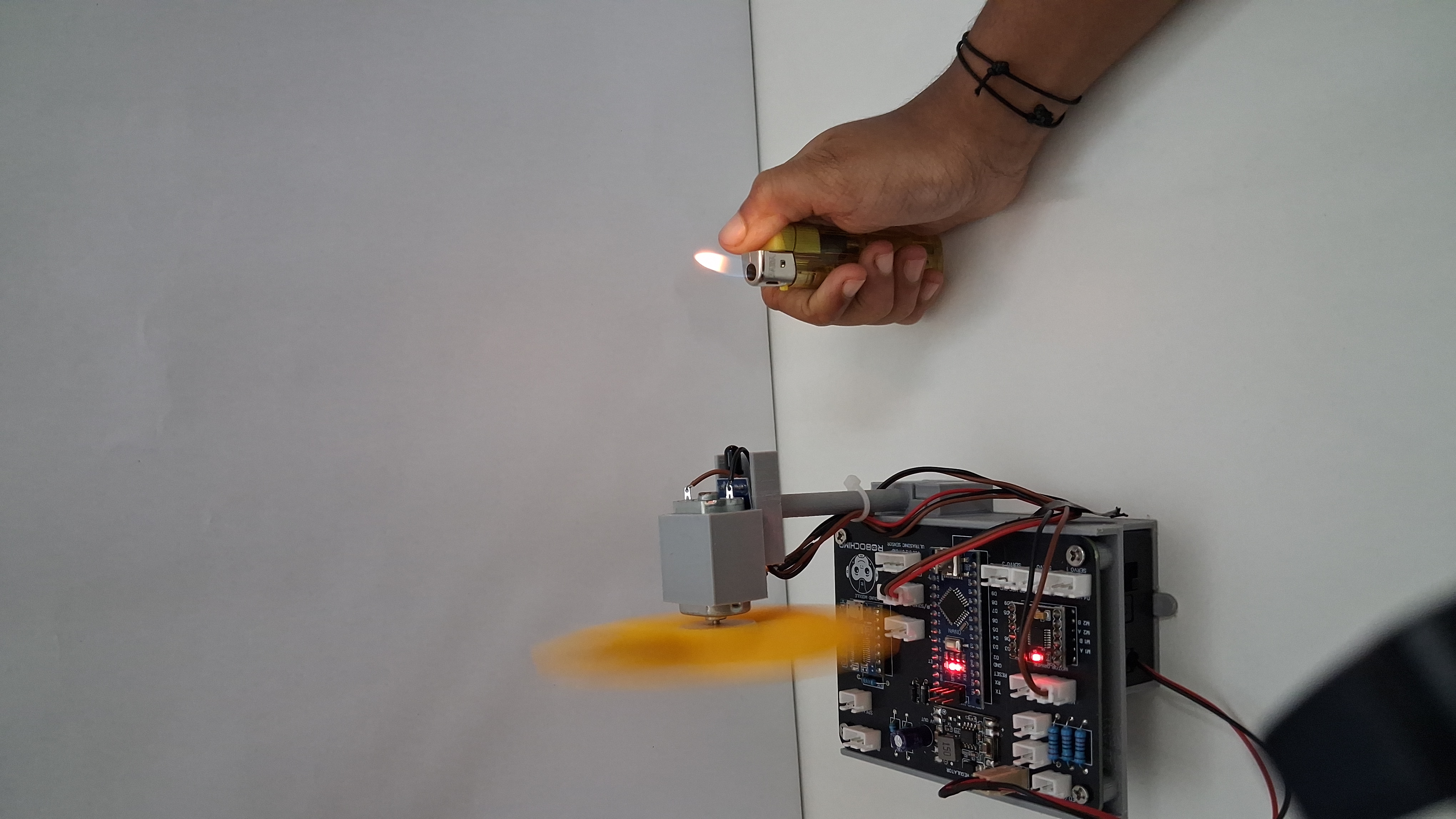 Fire Detection project: flame sensor triggers a fan to extinguish a lighter flame