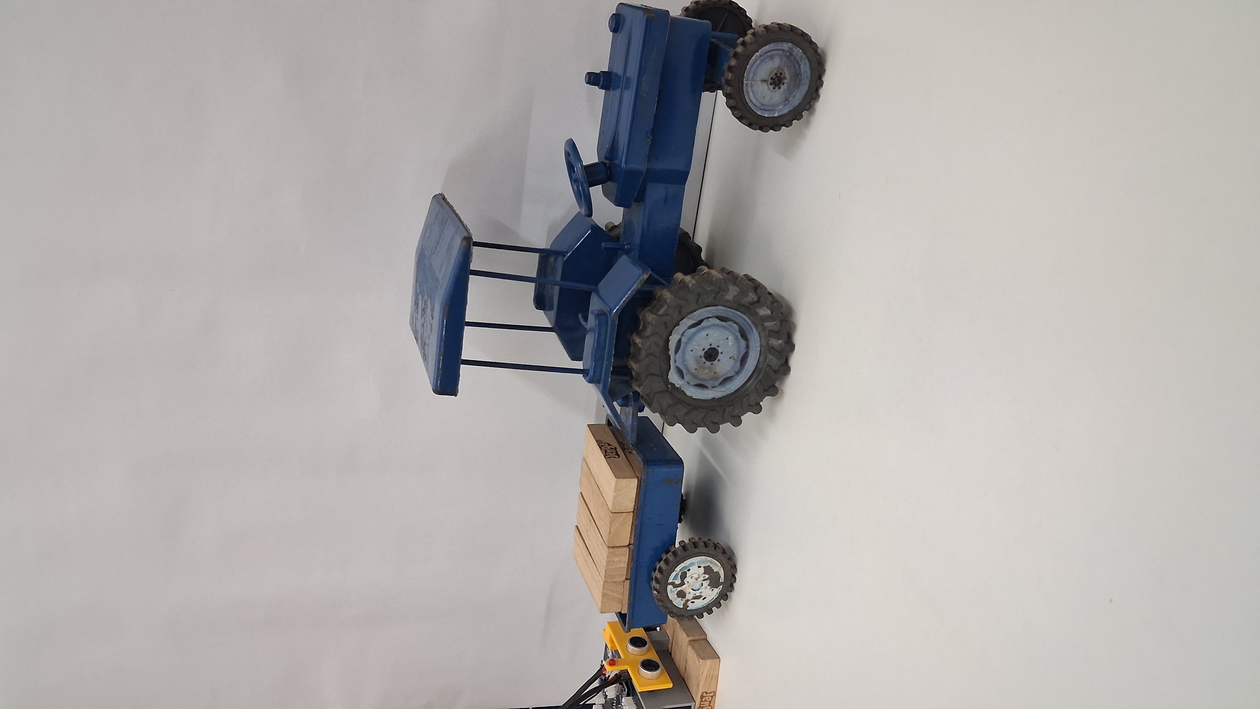 Parking Sensor project: ultrasonic sensor detecting a toy tractor and trailer