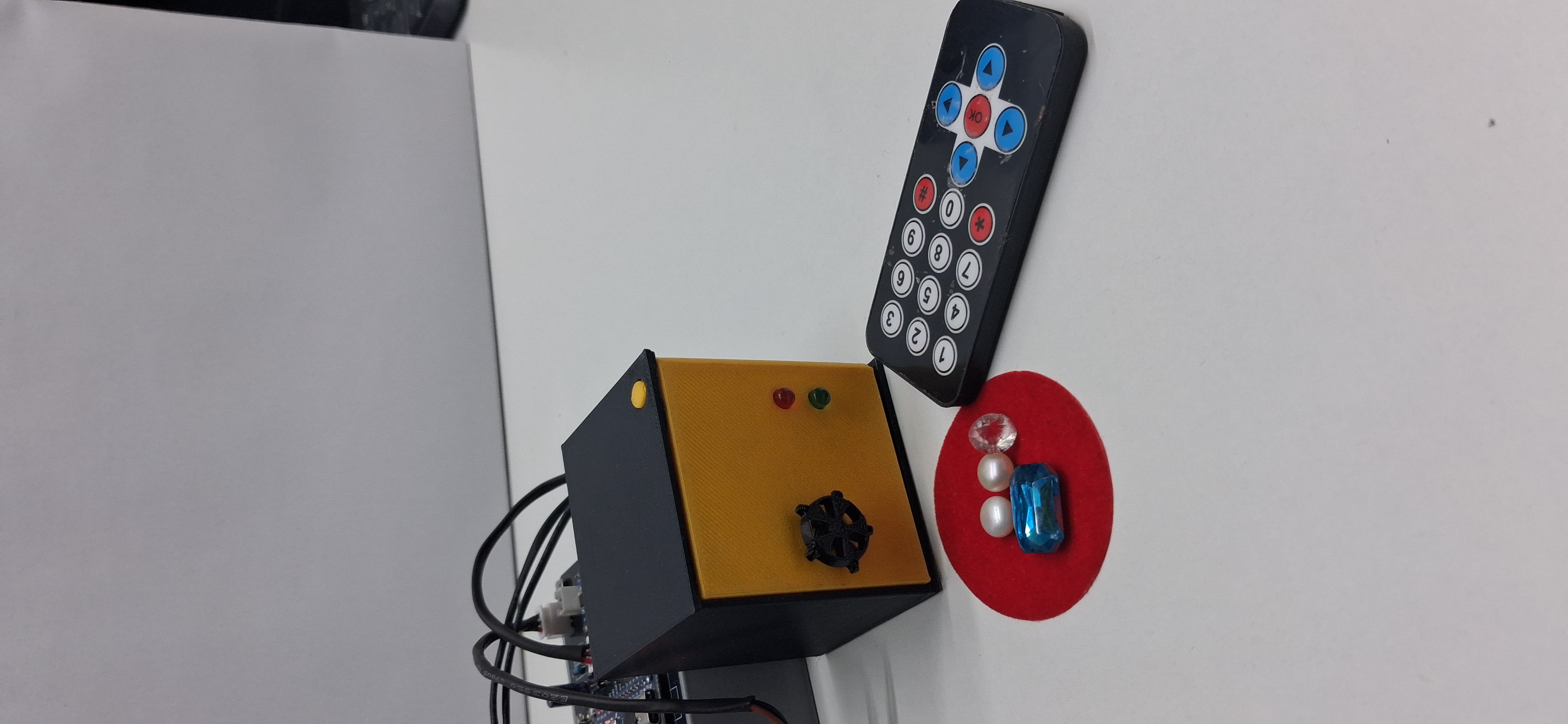 Safety Locker project: remote-controlled mini safe with red and green status LEDs